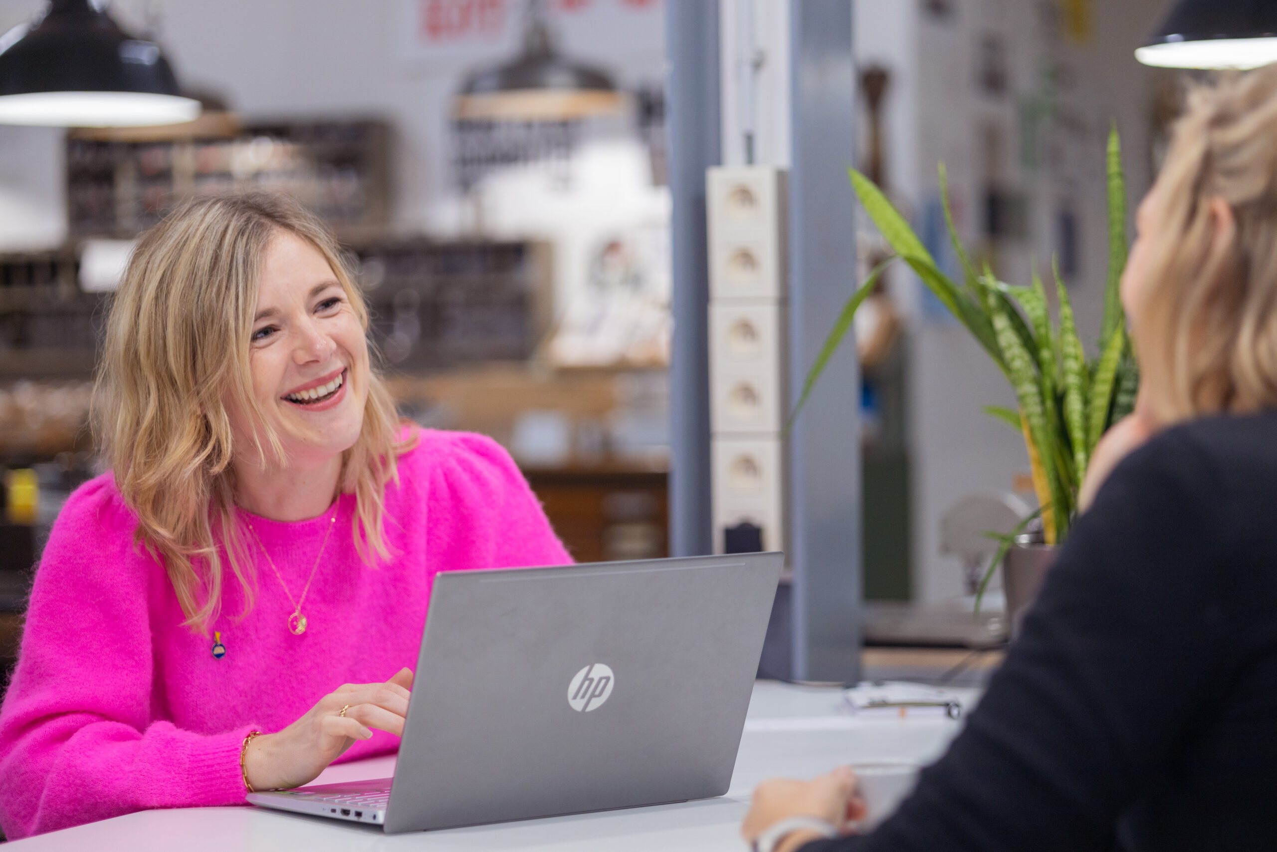 Copywriter geeft communicatieadvies aan klant.