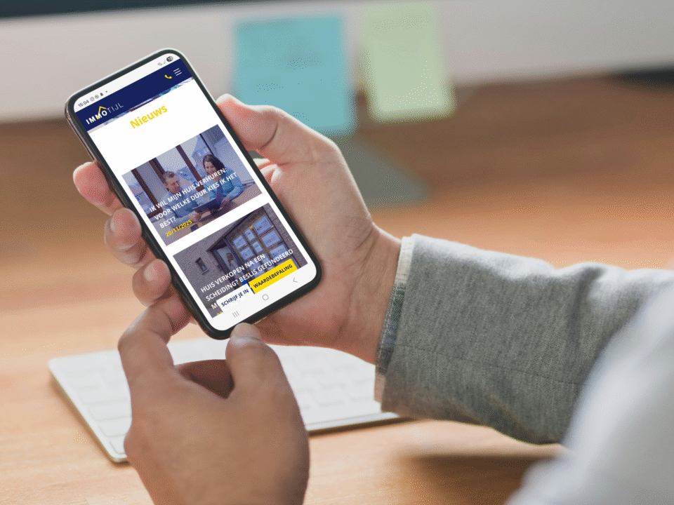 Persoon kijkt op smartphone naar de blog van Immotijl.